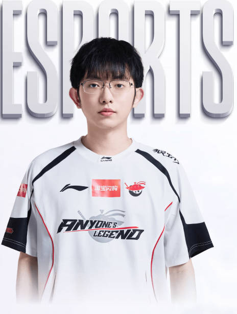 射得巧！多尔古传中，舍什科背身侧勾射门稍稍偏出